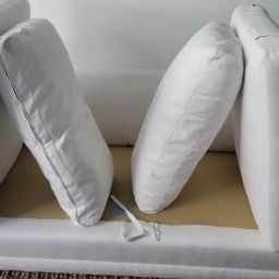 eliminación de manchas en el sofá