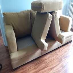 Sofá seccional de la sala de estar con cojines mostrando polvo y suciedad acumulados antes del servicio de limpieza profunda.