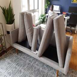 Limpió a fondo la alfombra y el sofá en el salón de su hogar.