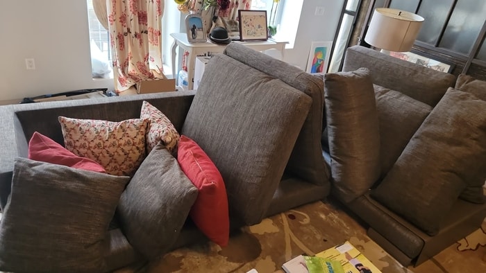 Limpiando un sofá en casa.